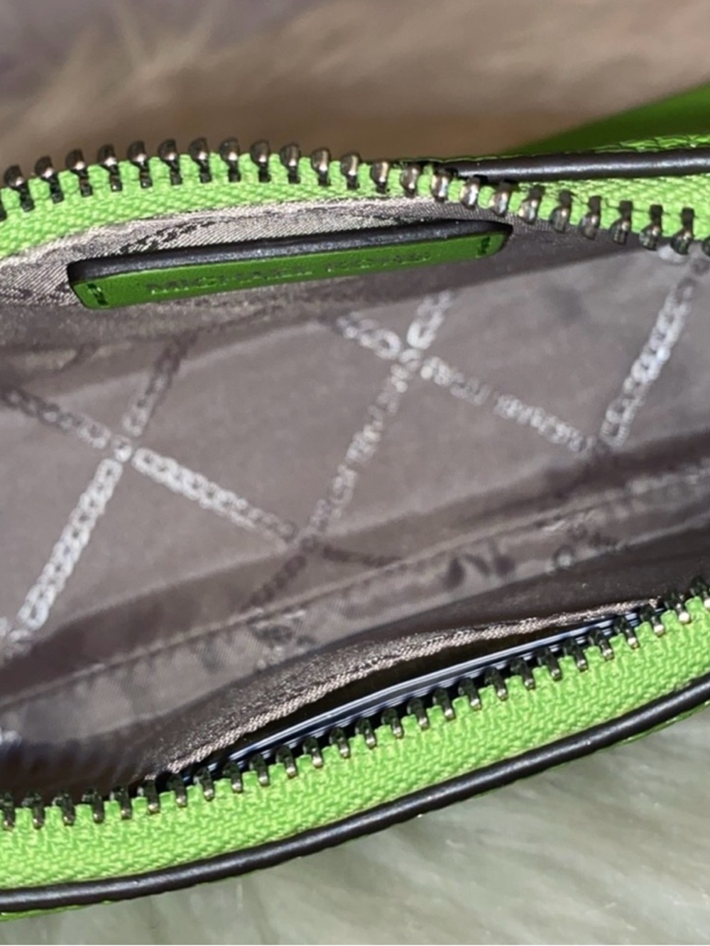 Michael Kors JET SET CHARM Small
Pouchette/JET SET Card Case 2pc Set - Picture 3 of 8